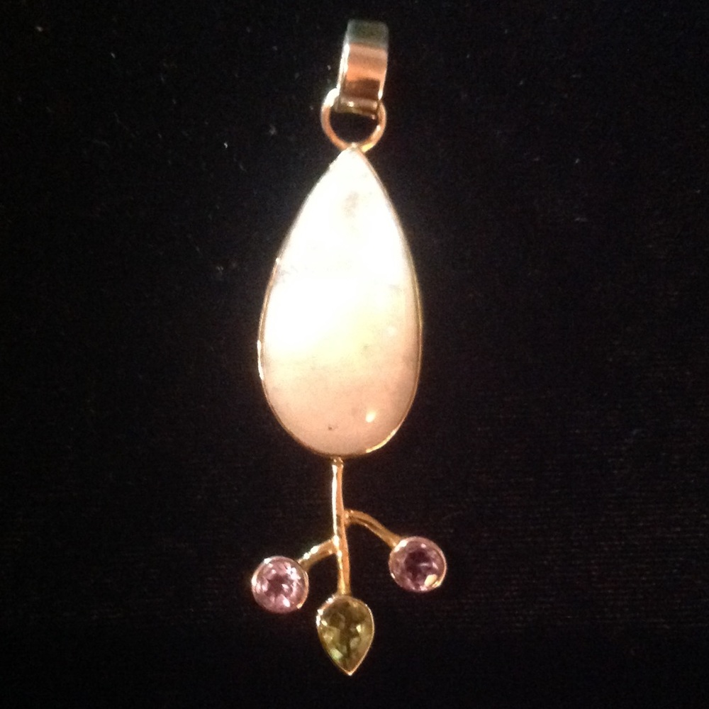 Women's vintage pendant